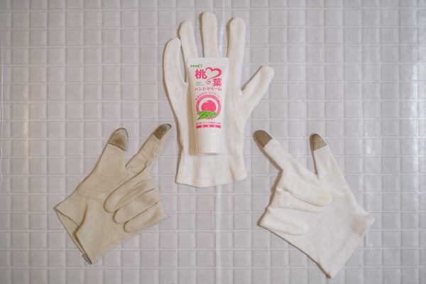 乾燥・冷えから手荒れを防ぐ! 100均でできる就寝ハンドケア