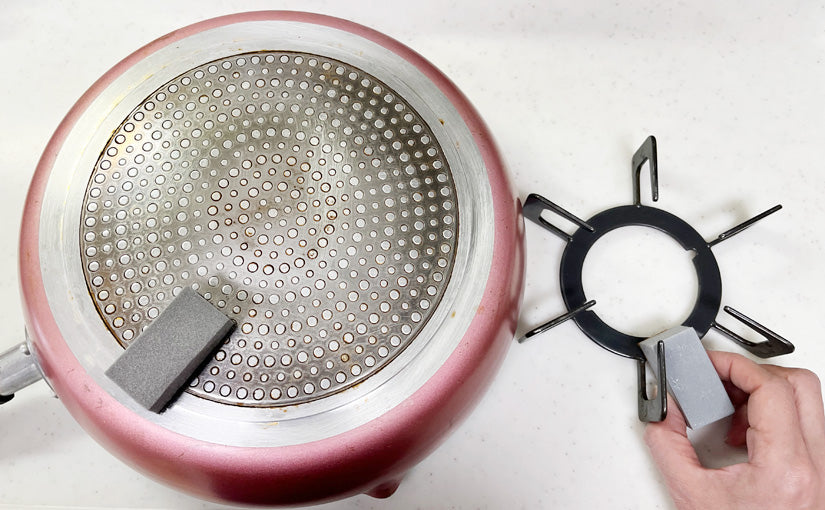 100均グッズでこするだけ! 鍋や五徳の「焦げつき・焼けつき」解消♪