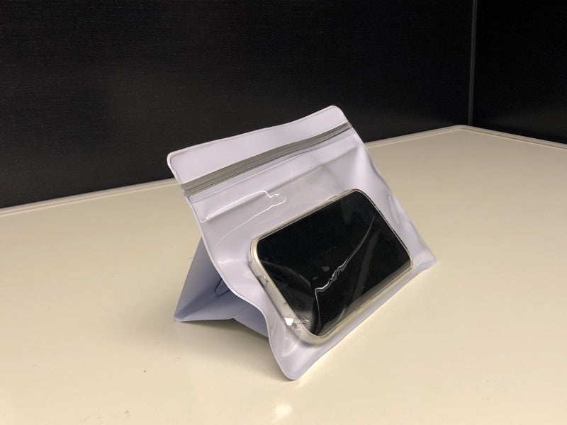 水や砂からスマホを守る! 100均の進化系「防水ケース」3選