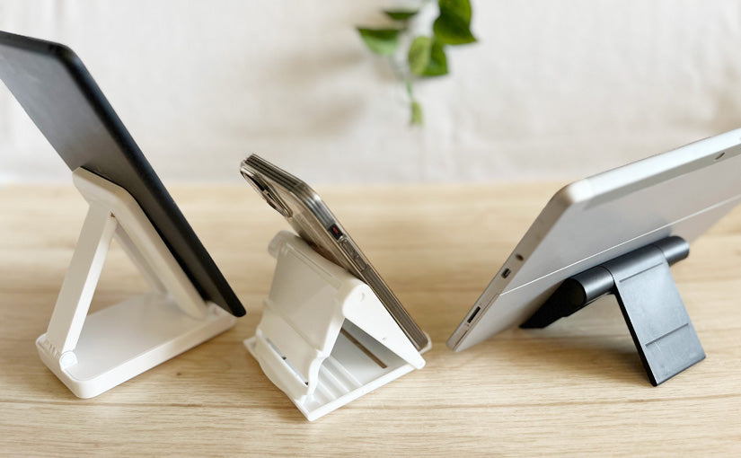 タブレットもOK! 角度調節可能な100均コンパクトスマホスタンド4選