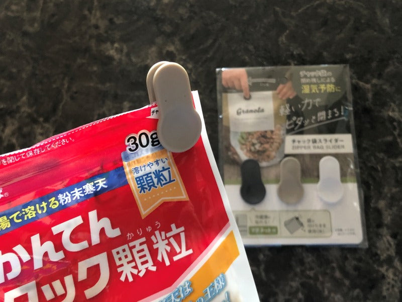 湿気やこぼれを解決! 100均「チャック袋スライダー」使用時のコツ