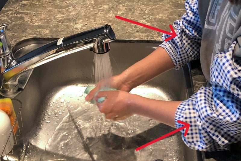 袖のずり落ちストップで家事も快適♪ 100均のアームカバーとアームバンド