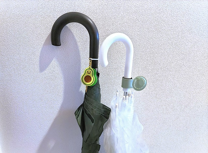 梅雨の友に♪ 傘と一緒に使いたい100均「レイングッズ」4選