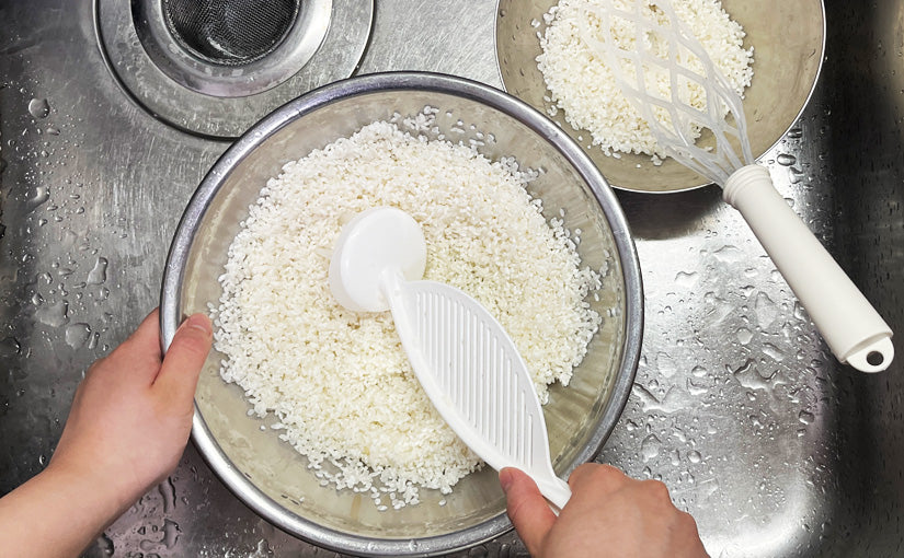 もう手を濡らさなくてOK! 100均ワッツの米とぎ棒2種を比較