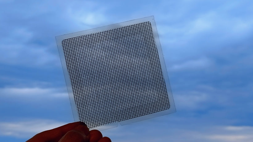 貼るだけでやぶれた網戸が直る! 100均ワッツ「網戸補修シート」