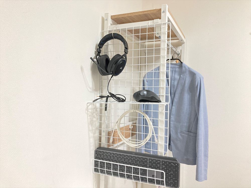 コスパ最高!ワイヤーネットで作る「デスク脇のガジェットラック」