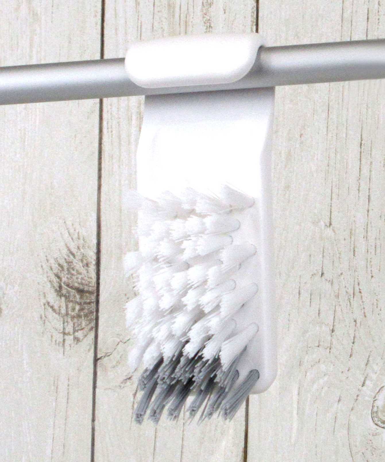 タオルバーにかけられるタイルブラシ 034805