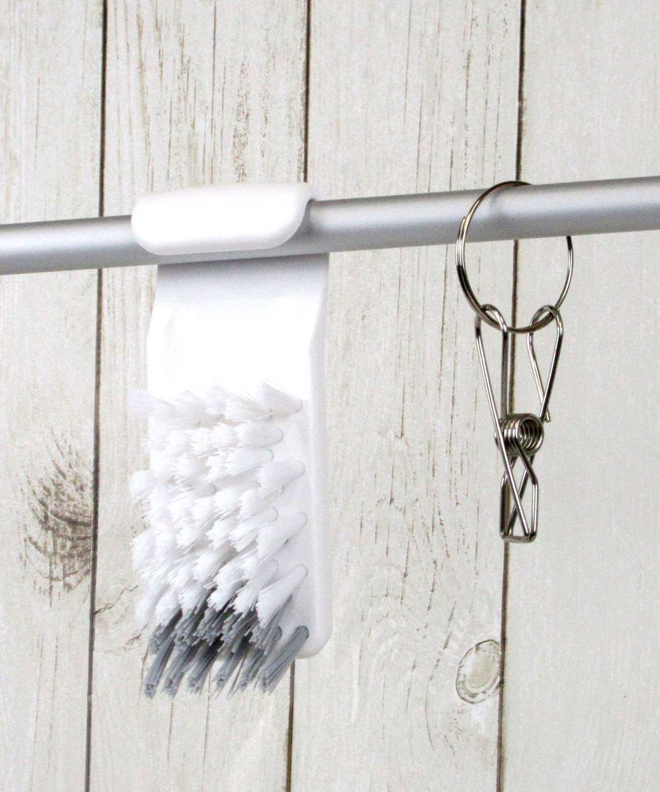 タオルバーにかけられるタイルブラシ 034805