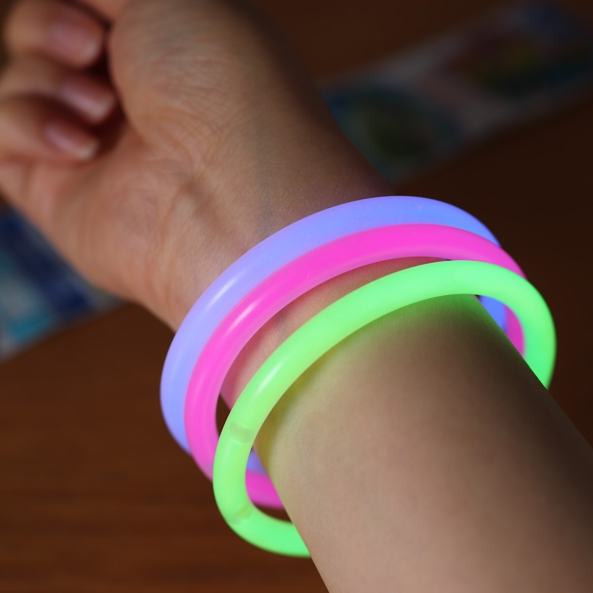 光るブレスレット3本入 (グリーン・ブルー・ピンク) 338545