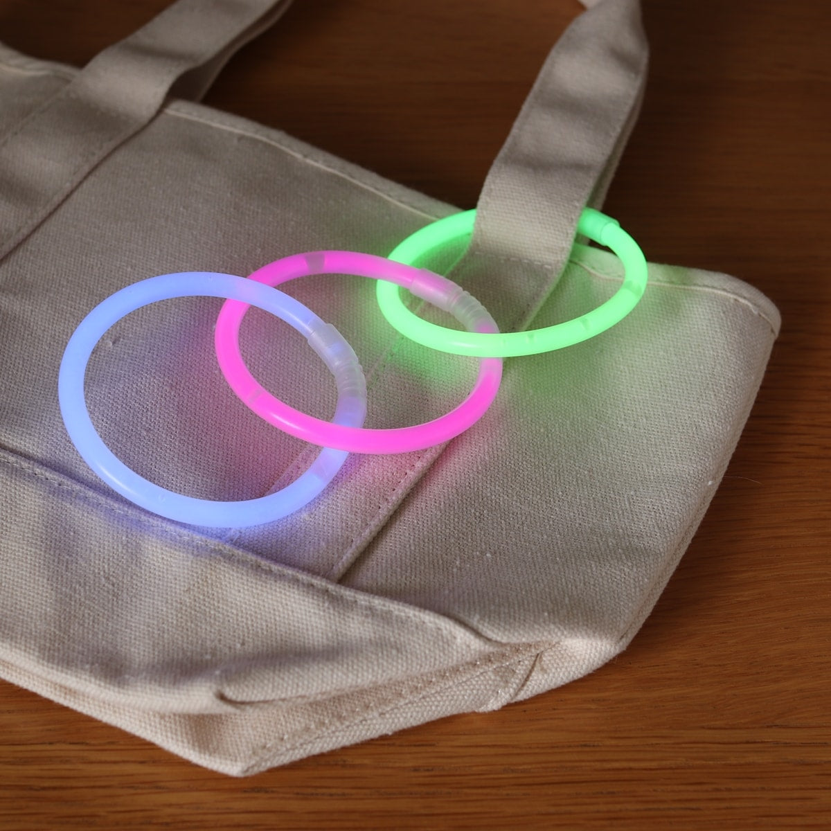 光るブレスレット3本入 (グリーン・ブルー・ピンク) 338545