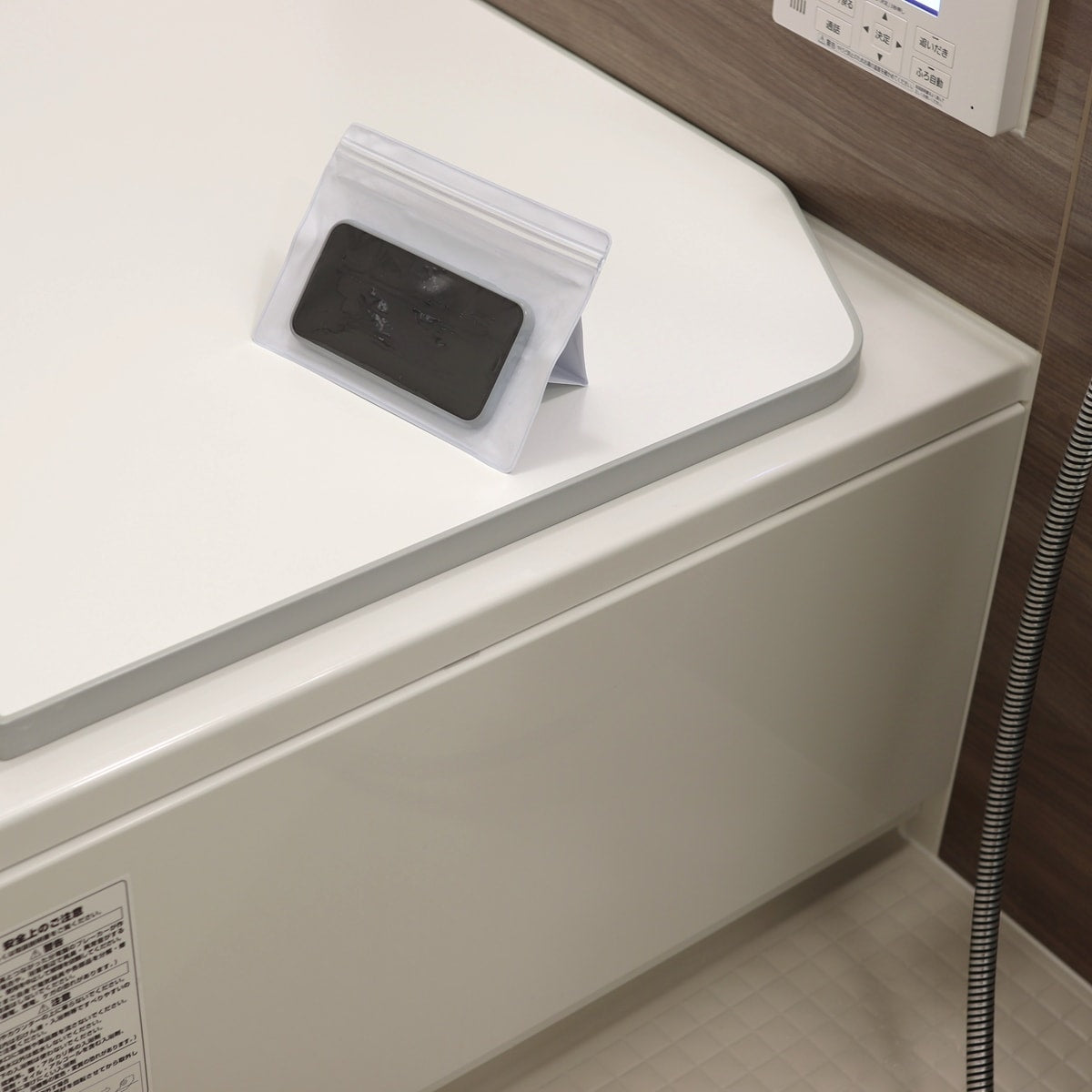 縦置き横置きスタンド付スマホ用防水ソフトケース 355929