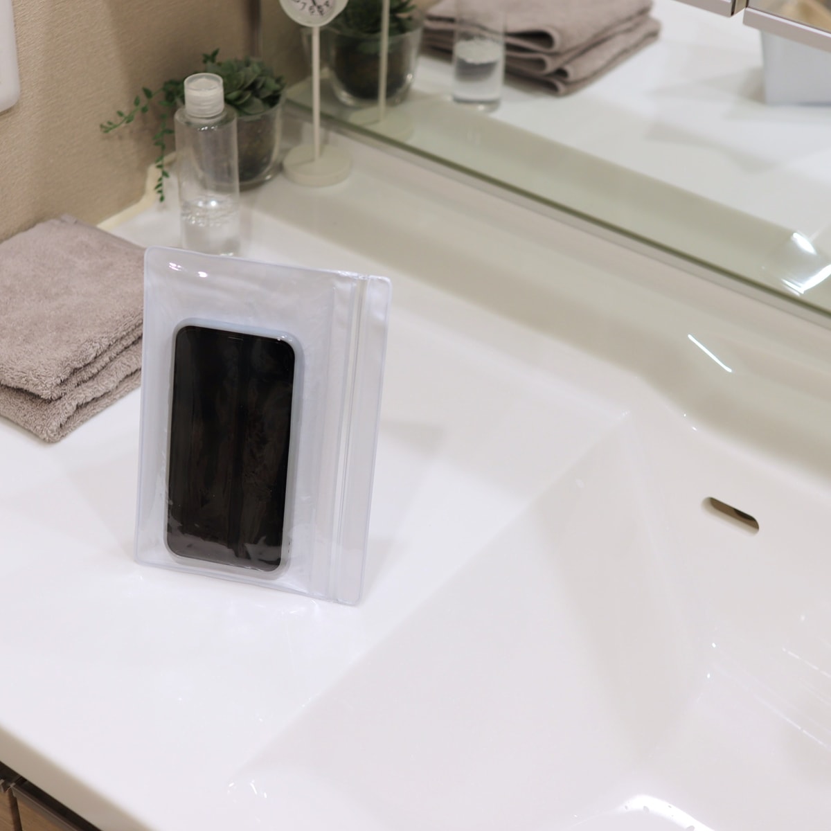 縦置き横置きスタンド付スマホ用防水ソフトケース 355929