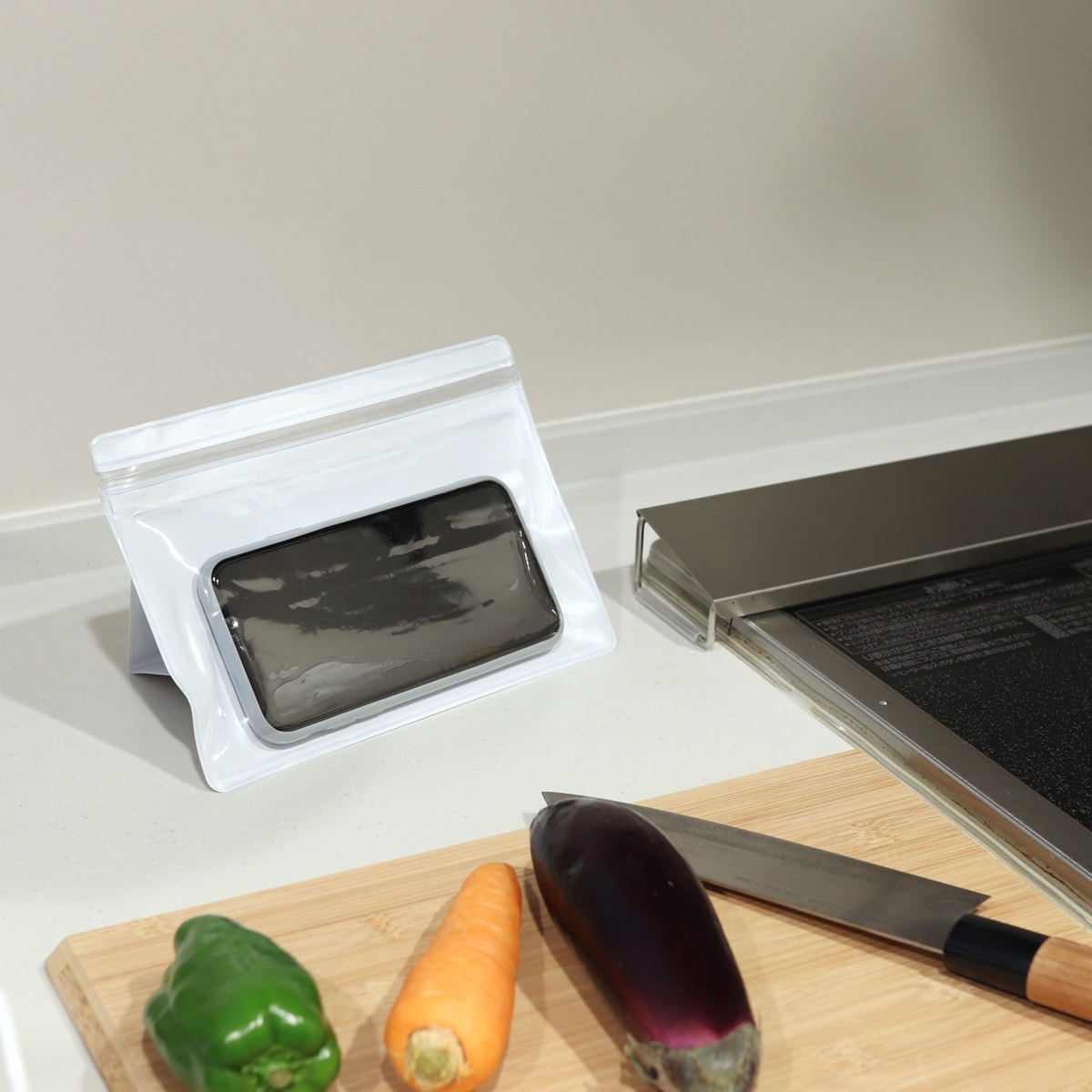 縦置き横置きスタンド付スマホ用防水ソフトケース 355929