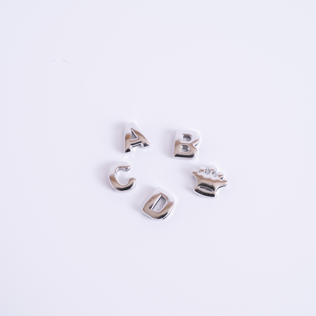 推し活 アルファベットパーツ ネームプレートパーツ5P ABCD王冠 366223