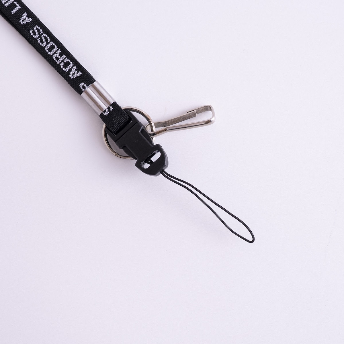 【非売品】ONE OK ROCK✖WOWOW　オリジナルネックストラップ　新品 非売品】ONE OK ROCK✖WOWOW オリジナルネックストラップ 新品