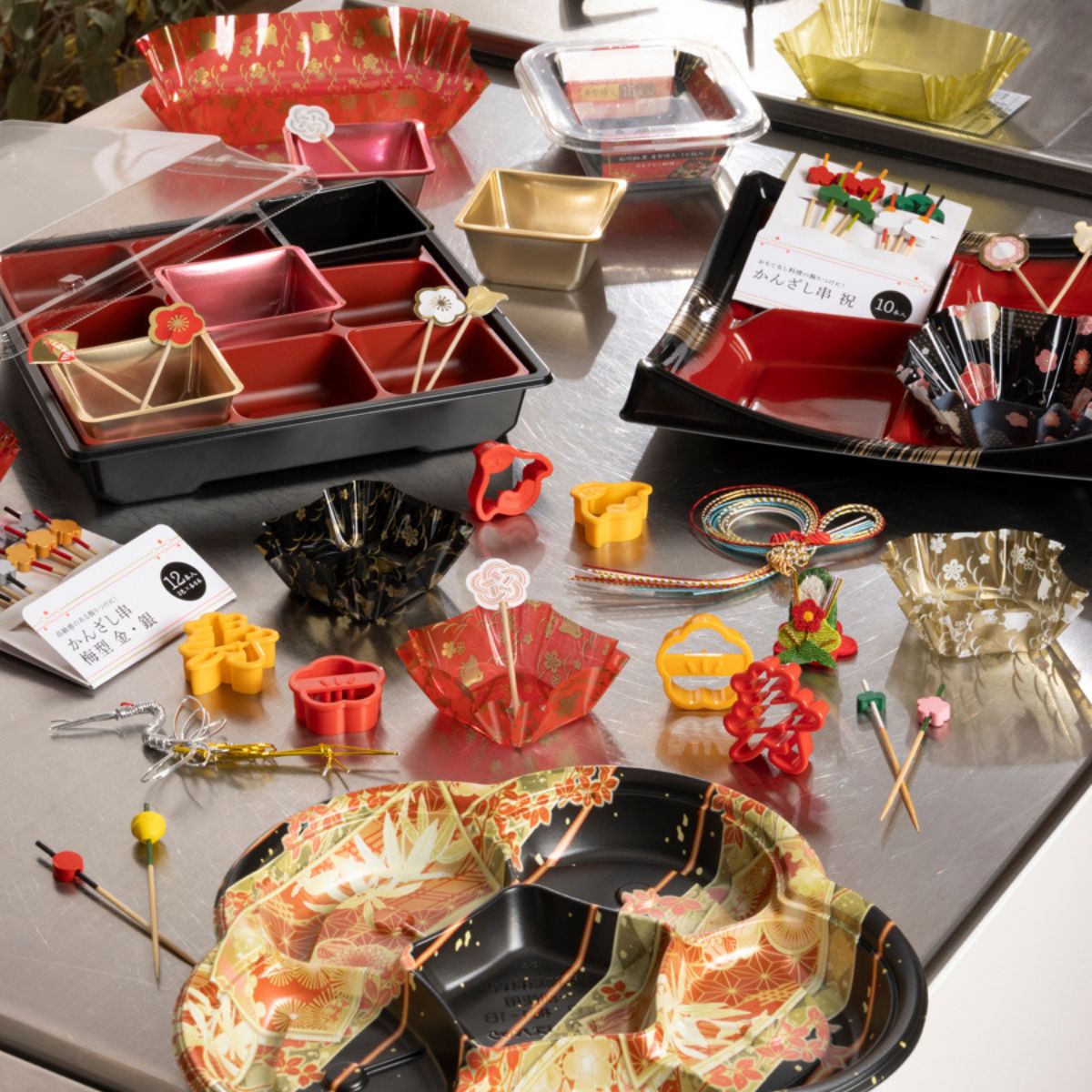 【在庫限り】おかずカップ8号千鳥柄赤30枚　096043