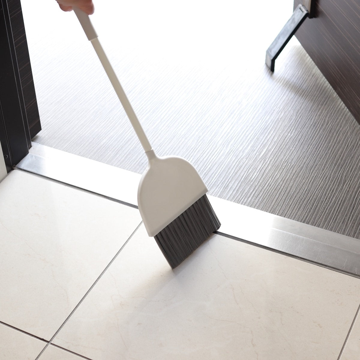 〔40個セット〕 コンパクト ほうき/ホウキ 〔使用時：幅約20cm×全長約50cm〕 洗える 樹脂製 ミニブルーム 40個セット コンパクト ほうき⁄ホウキ 使用時：幅約20cm×全長約